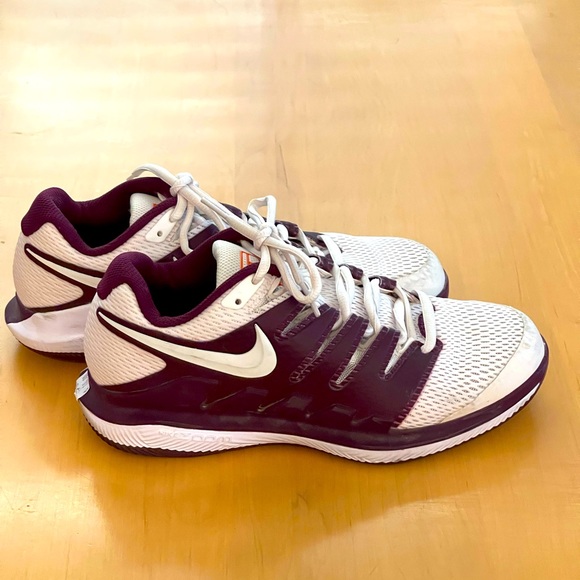 NIKE ATHLETIC SHOES - Picture 2 of 3